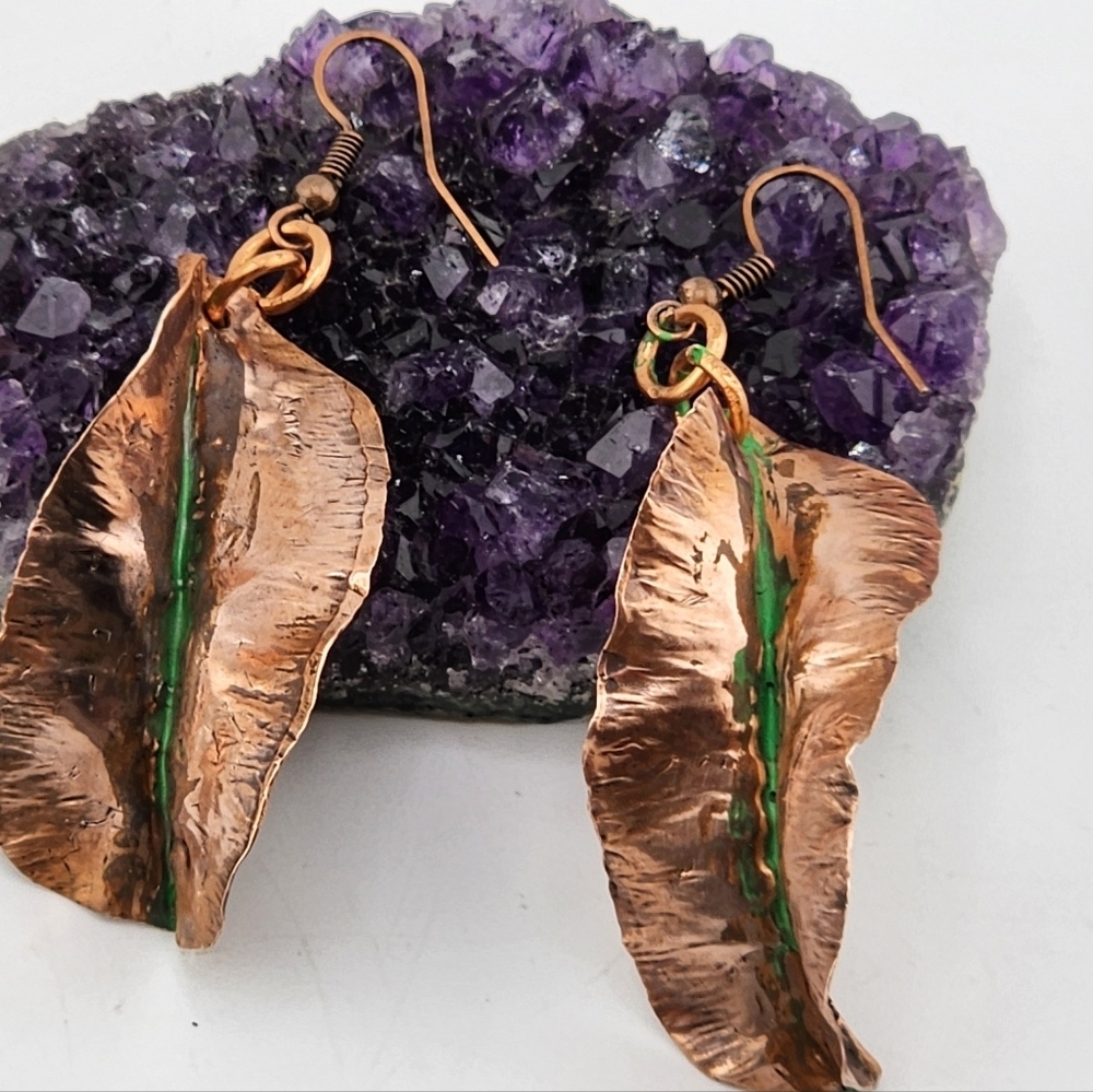 COPPER HAMMERED LEAVES & GREEN PATINA DANGLING EARRINGS - Picture 8 of 10
